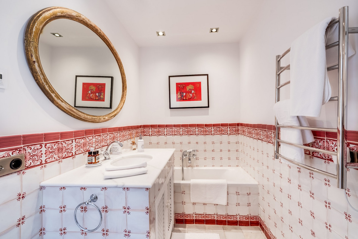 2 Bed Apartment for sale in La Zagaleta Costa Del Sol, Málaga, Spain