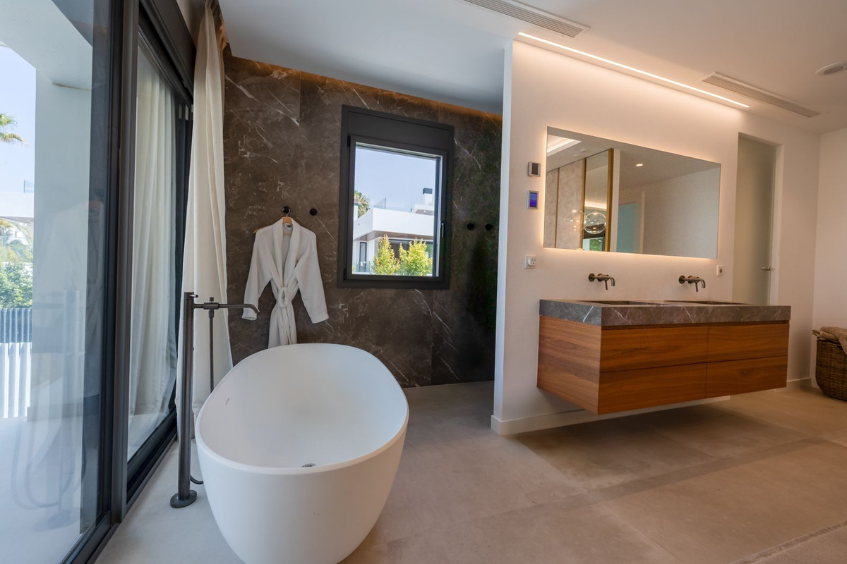 Se vende Villa - Chalet de 4 dormitorios en Costa Del Sol, Málaga, España