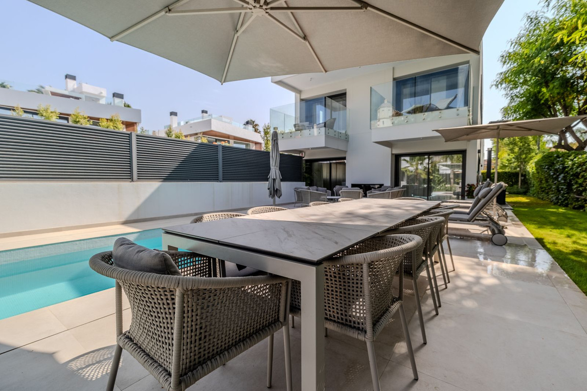 Se vende Villa - Chalet de 4 dormitorios en Costa Del Sol, Málaga, España