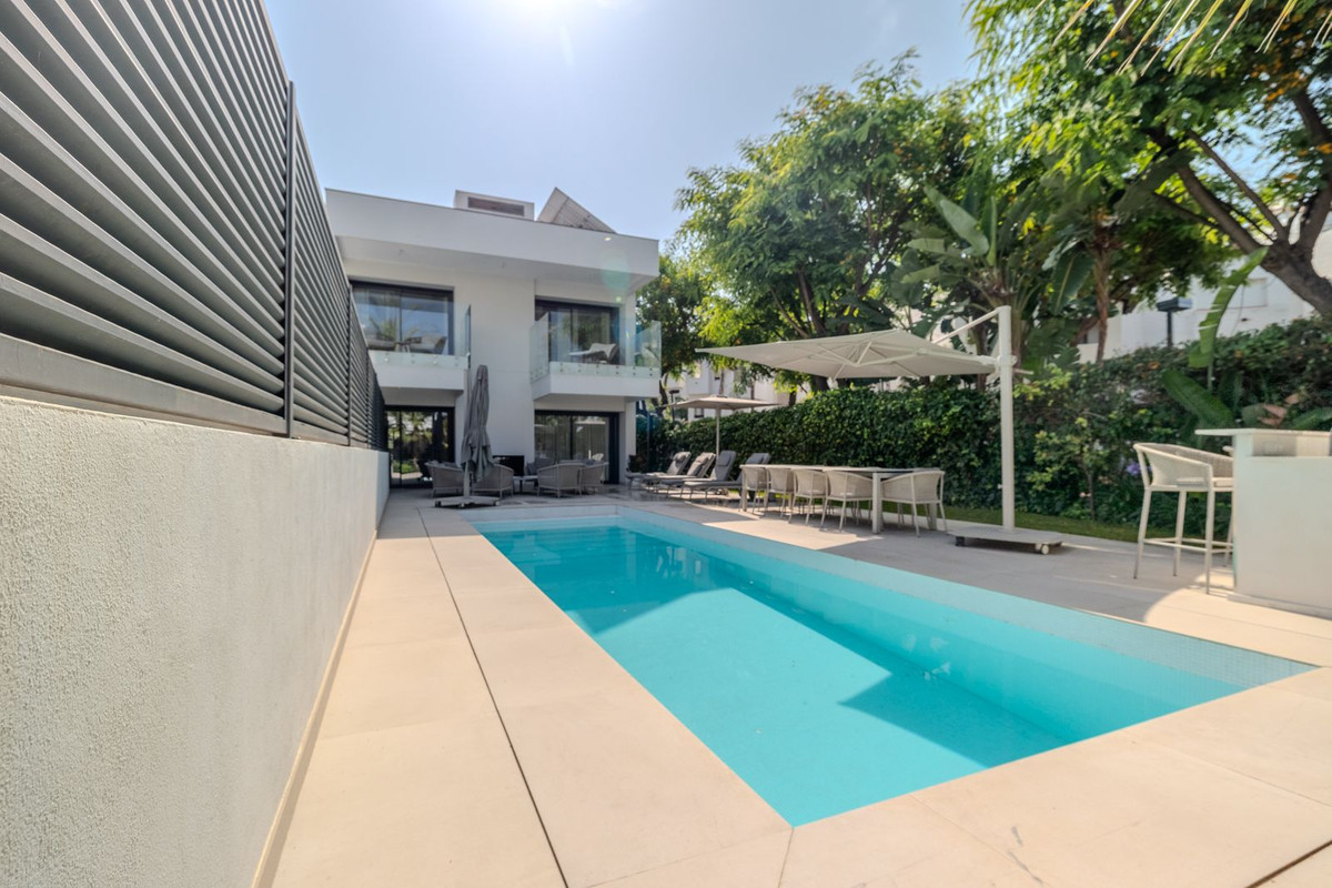 Se vende Villa - Chalet de 4 dormitorios en Costa Del Sol, Málaga, España