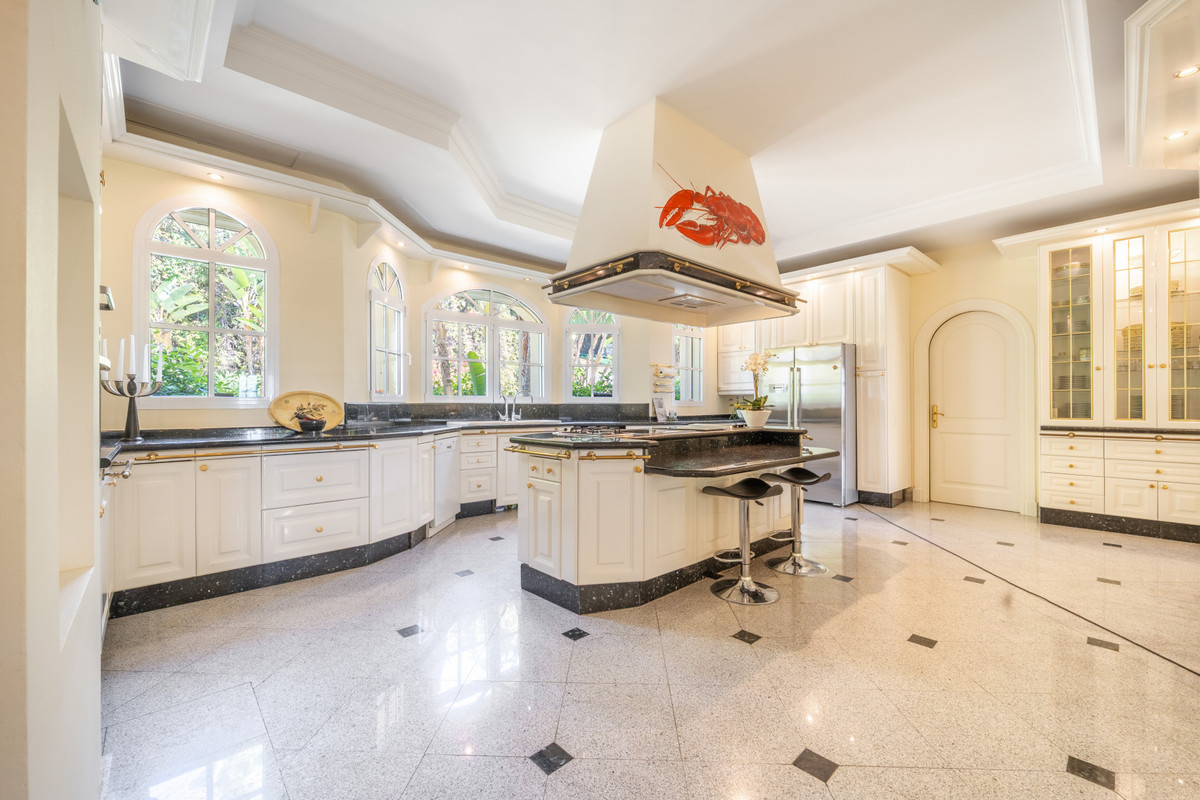 Se vende Villa - Chalet de 14 dormitorios en Costa Del Sol, Málaga, España