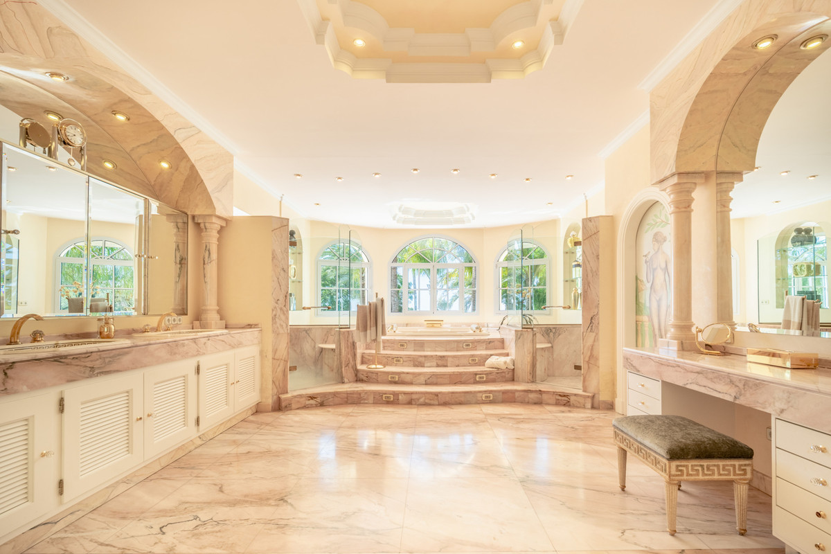 Se vende Villa - Chalet de 14 dormitorios en Costa Del Sol, Málaga, España