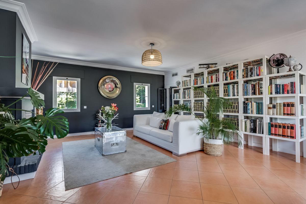 3 Bed Apartment for sale in Nueva Andalucía Costa Del Sol, Málaga, Spain