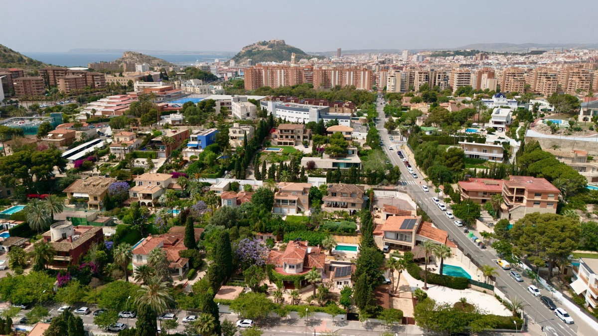 6 Bed Townhouse for sale in Alicante Costa Blanca, Alicante, Spain