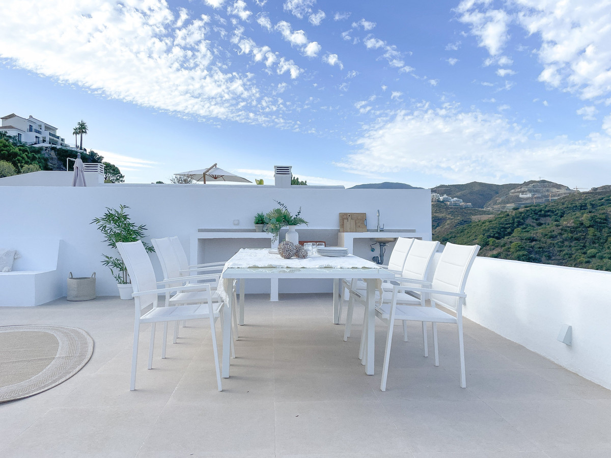 3 Bed Apartment for sale in La Quinta Costa Del Sol, Málaga, Spain