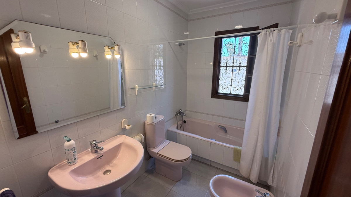 Se vende Villa - Chalet de 4 dormitorios en Costa Blanca, Alicante, España