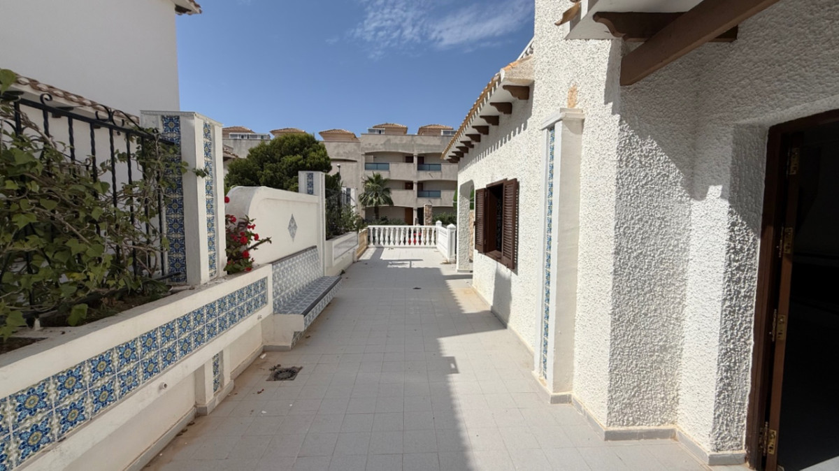Se vende Villa - Chalet de 4 dormitorios en Costa Blanca, Alicante, España