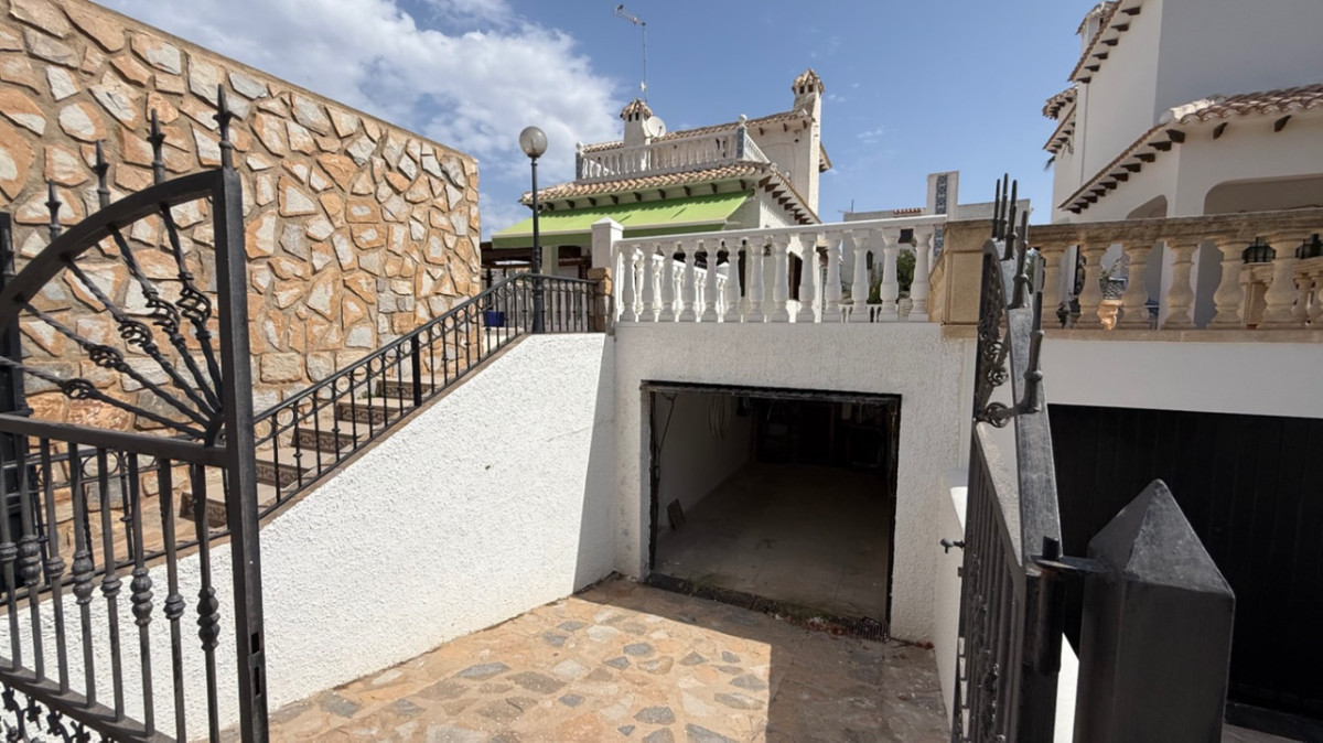 Se vende Villa - Chalet de 4 dormitorios en Costa Blanca, Alicante, España