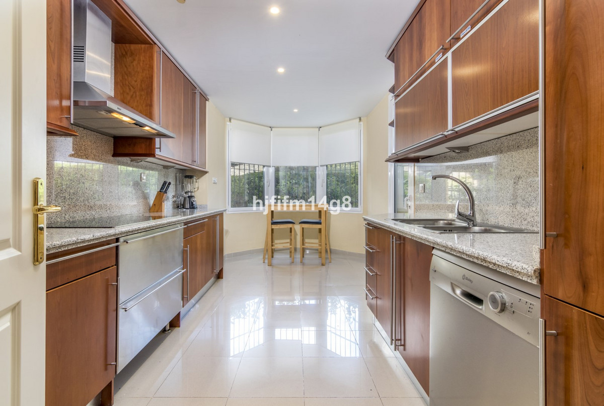 2 Bed Apartment for sale in Nueva Andalucía Costa Del Sol, Málaga, Spain