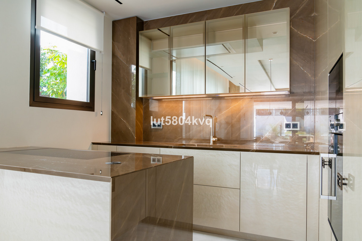 4 Bed Apartment for sale in The Golden Mile Costa Del Sol, Málaga, Spain