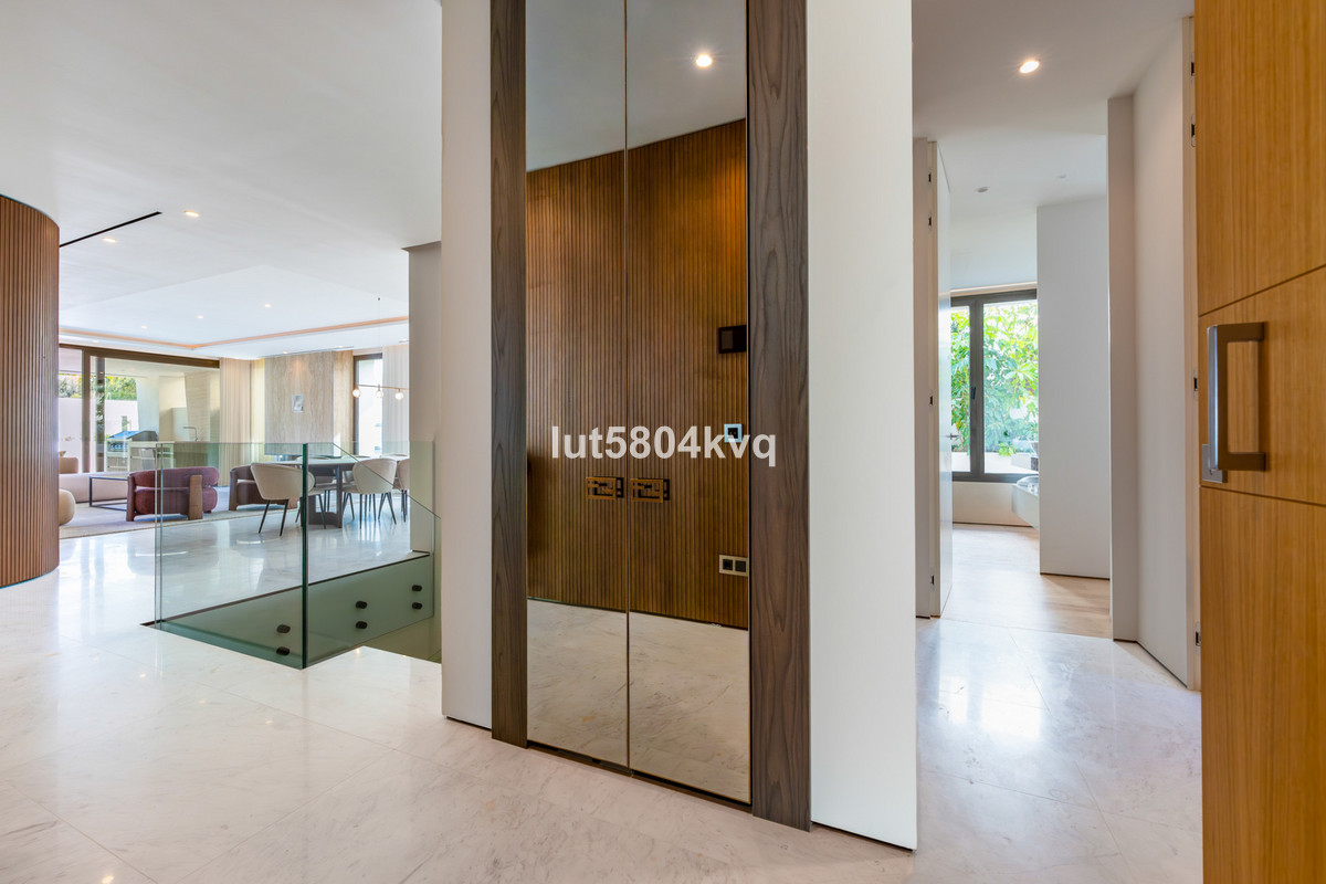 4 Bed Apartment for sale in The Golden Mile Costa Del Sol, Málaga, Spain