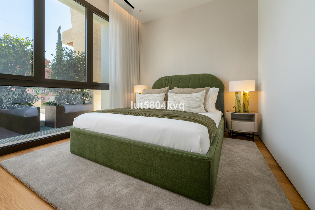 4 Bed Apartment for sale in The Golden Mile Costa Del Sol, Málaga, Spain