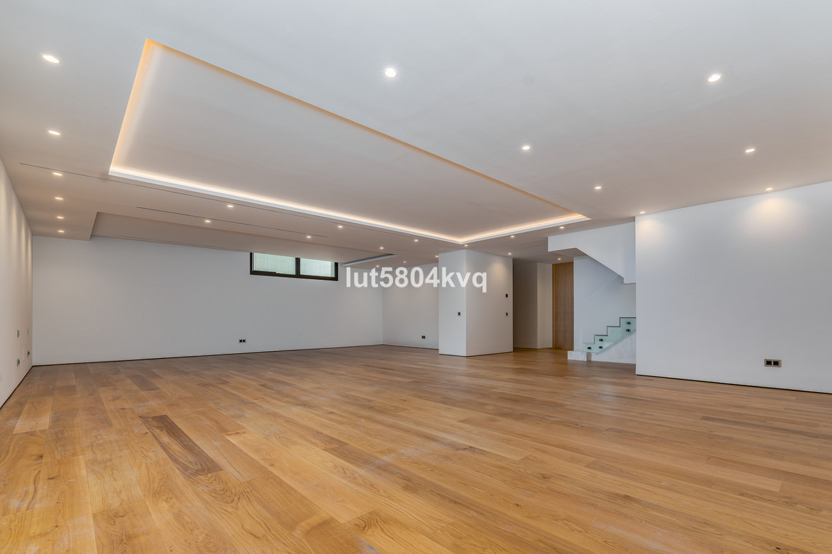 4 Bed Apartment for sale in The Golden Mile Costa Del Sol, Málaga, Spain