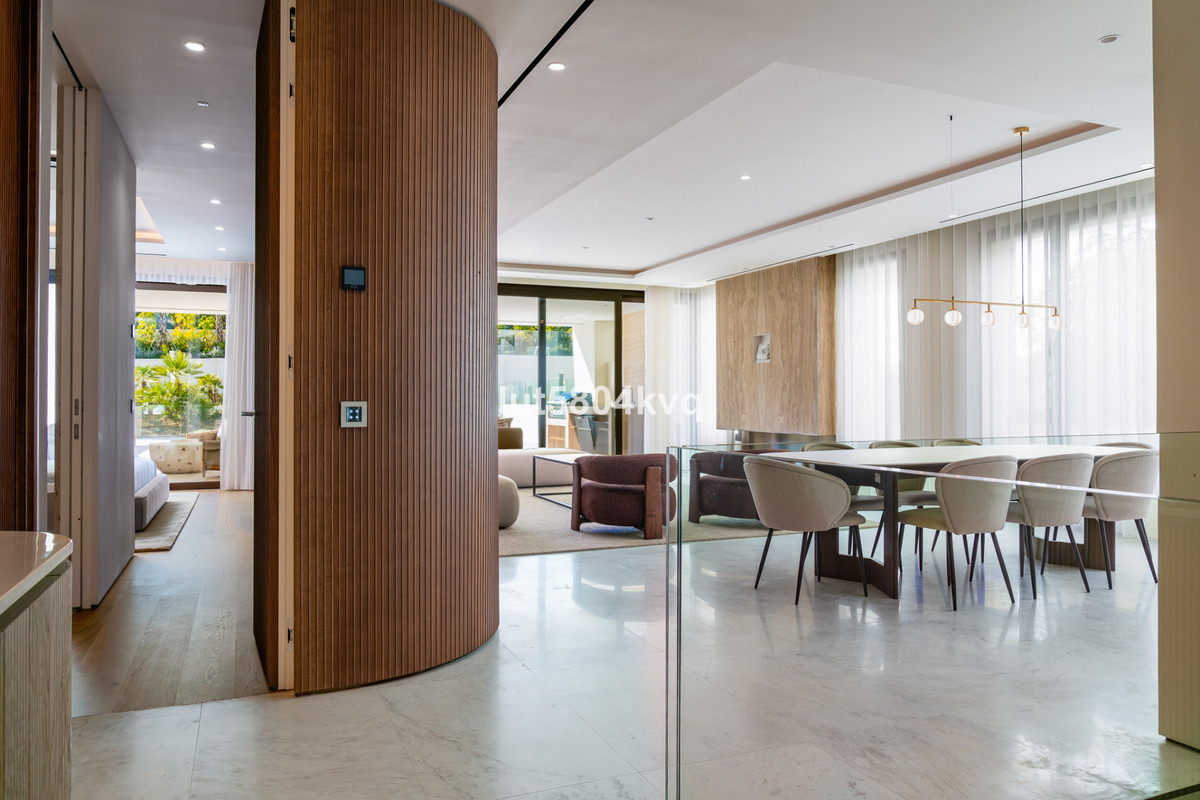 4 Bed Apartment for sale in The Golden Mile Costa Del Sol, Málaga, Spain