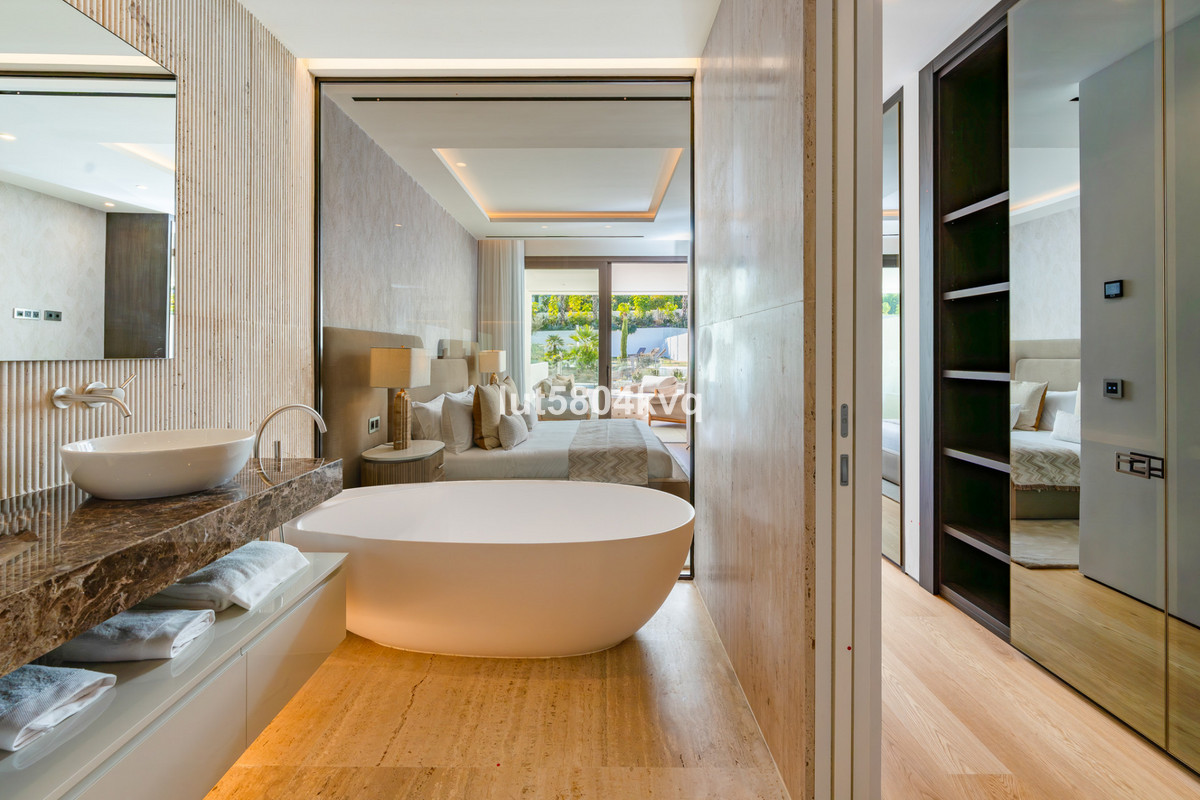 4 Bed Apartment for sale in The Golden Mile Costa Del Sol, Málaga, Spain