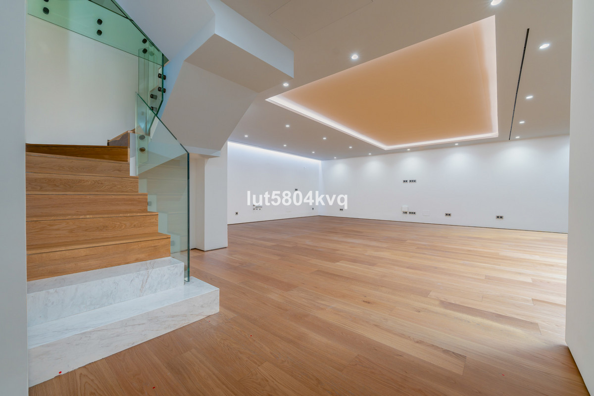 4 Bed Apartment for sale in The Golden Mile Costa Del Sol, Málaga, Spain
