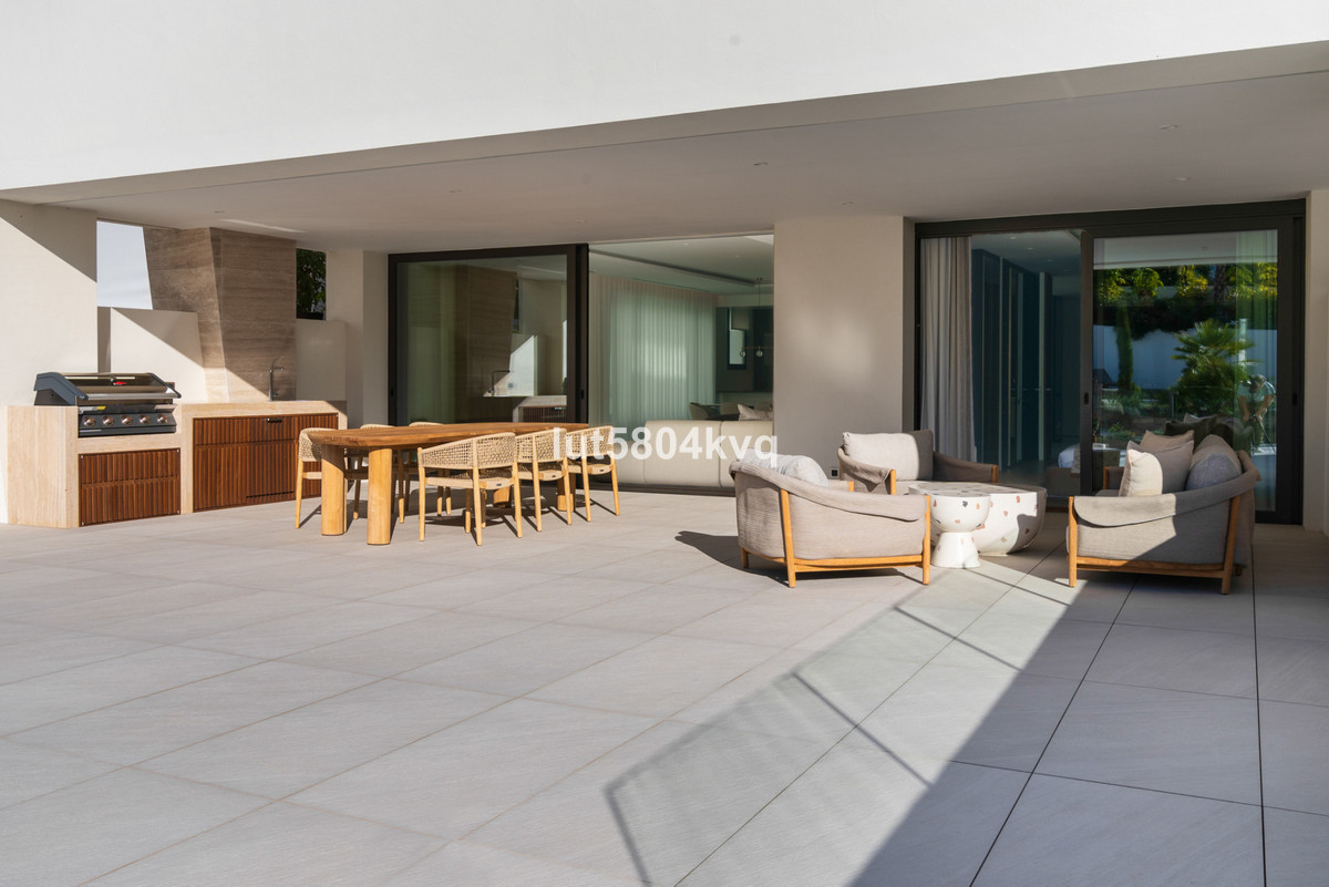 4 Bed Apartment for sale in The Golden Mile Costa Del Sol, Málaga, Spain