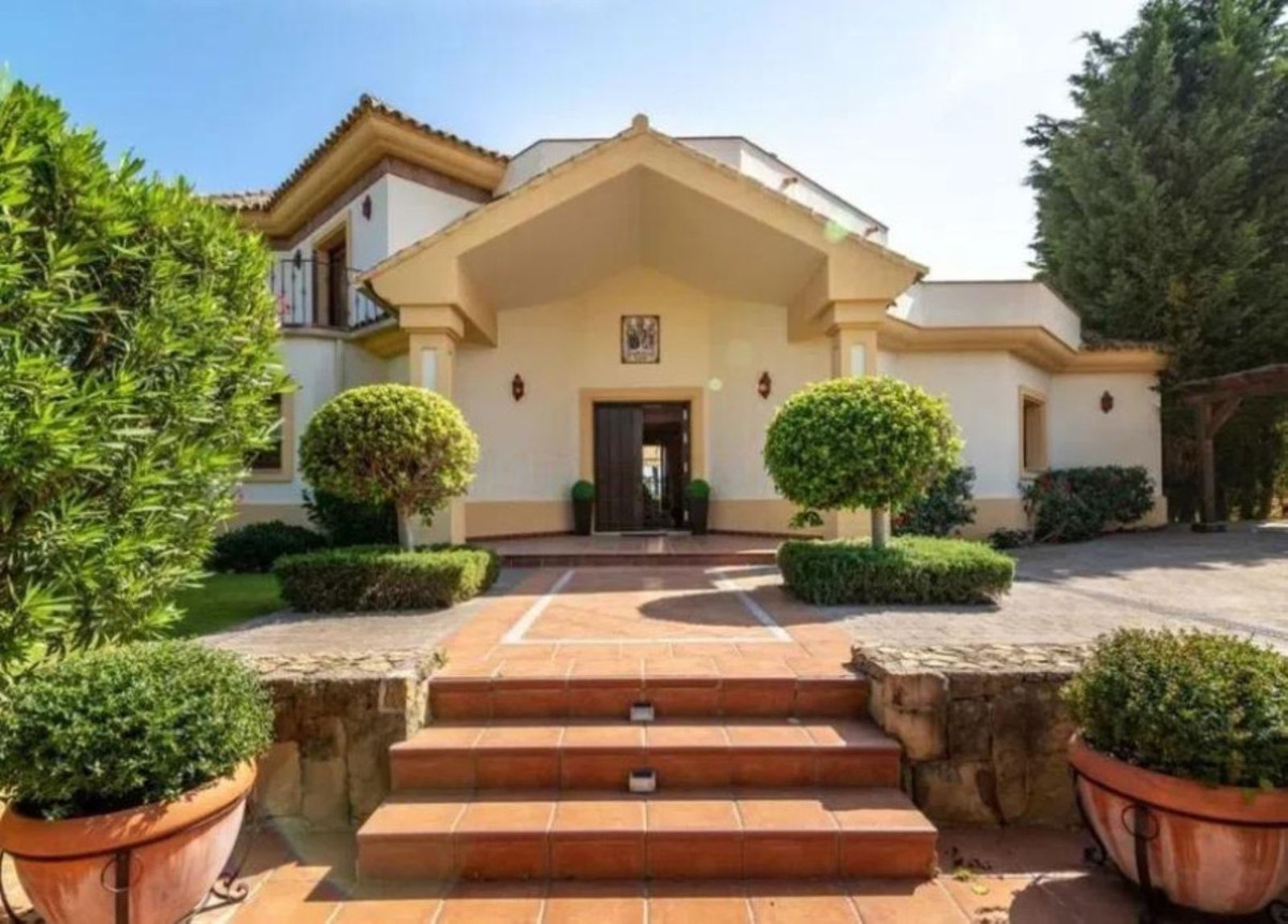 5 Bed Townhouse for sale in Los Flamingos Costa Del Sol, Málaga, Spain