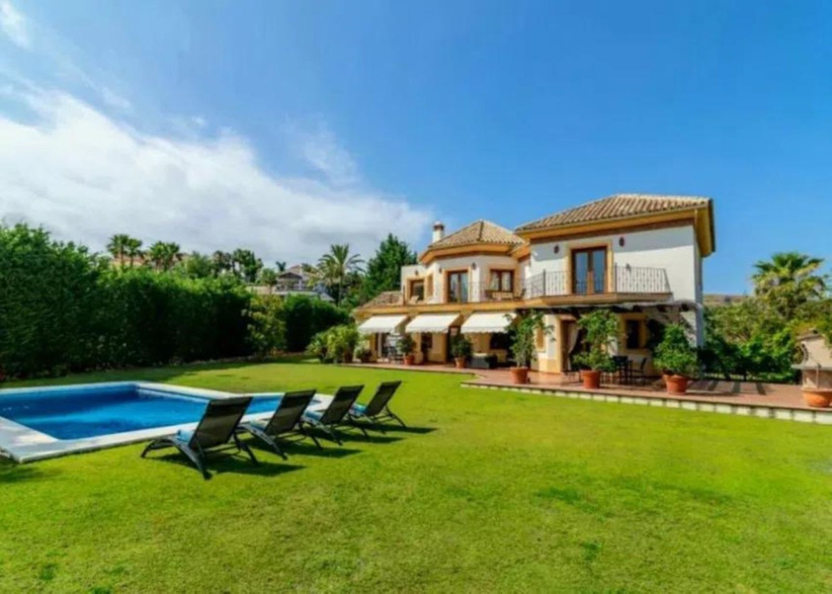5 Bed Townhouse for sale in Los Flamingos Costa Del Sol, Málaga, Spain