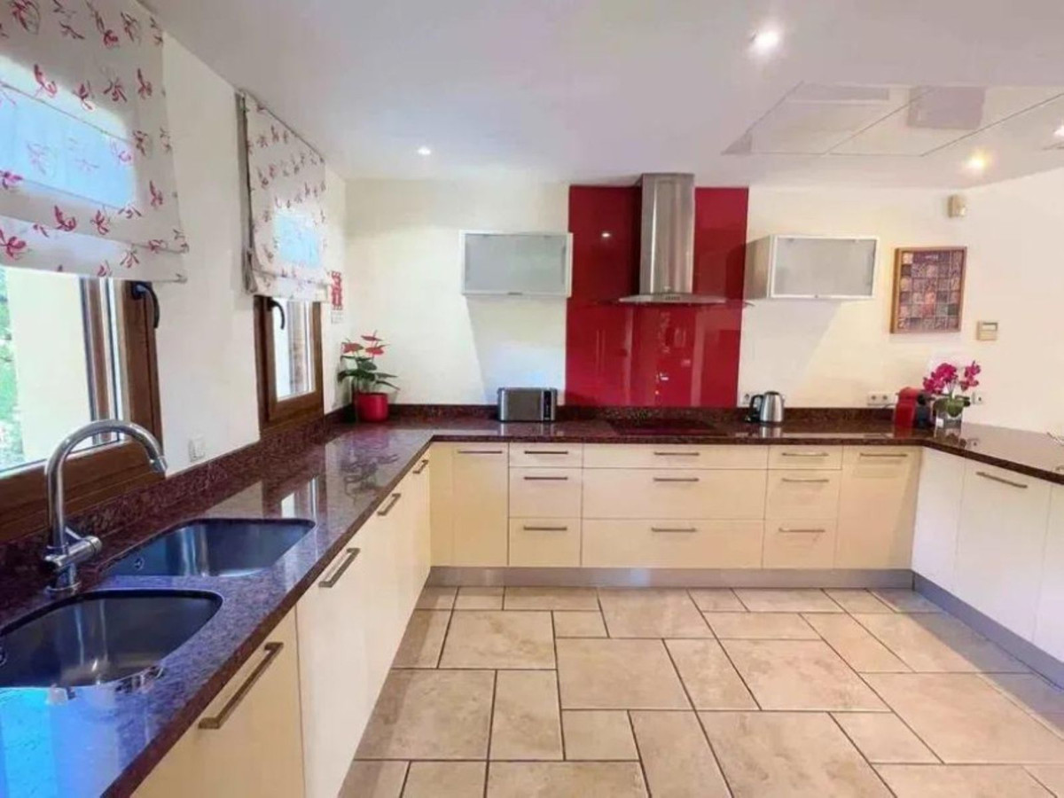 5 Bed Townhouse for sale in Los Flamingos Costa Del Sol, Málaga, Spain