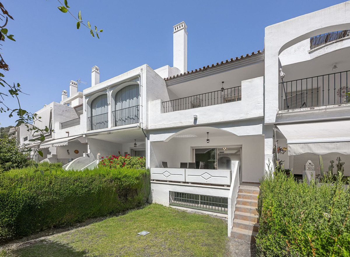 4 Bed Townhouse for sale in Nueva Andalucía Costa Del Sol, Málaga, Spain