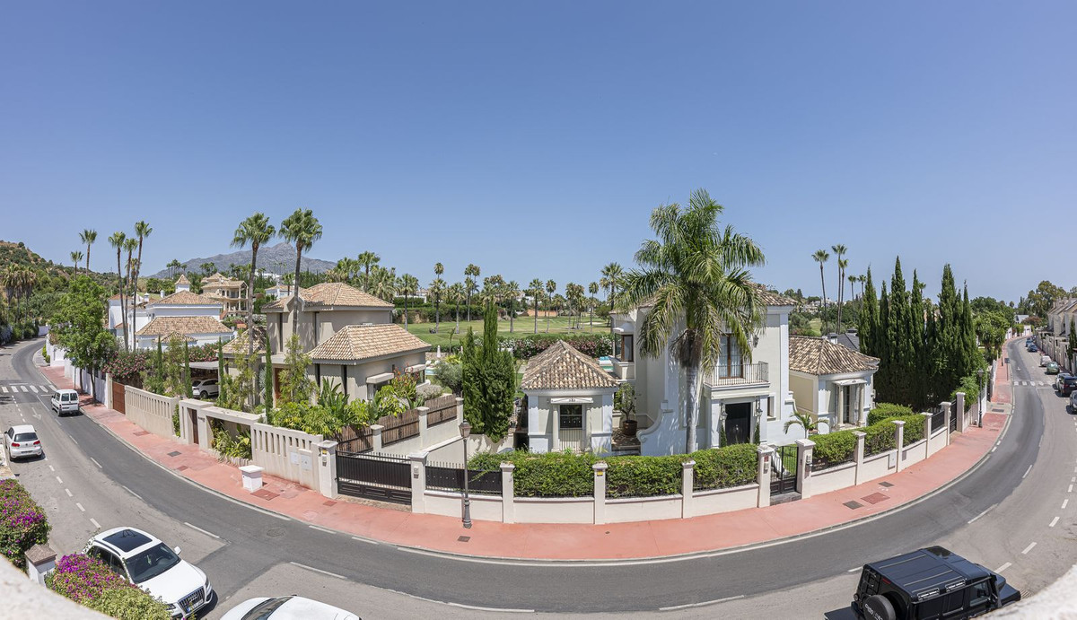 4 Bed Townhouse for sale in Nueva Andalucía Costa Del Sol, Málaga, Spain