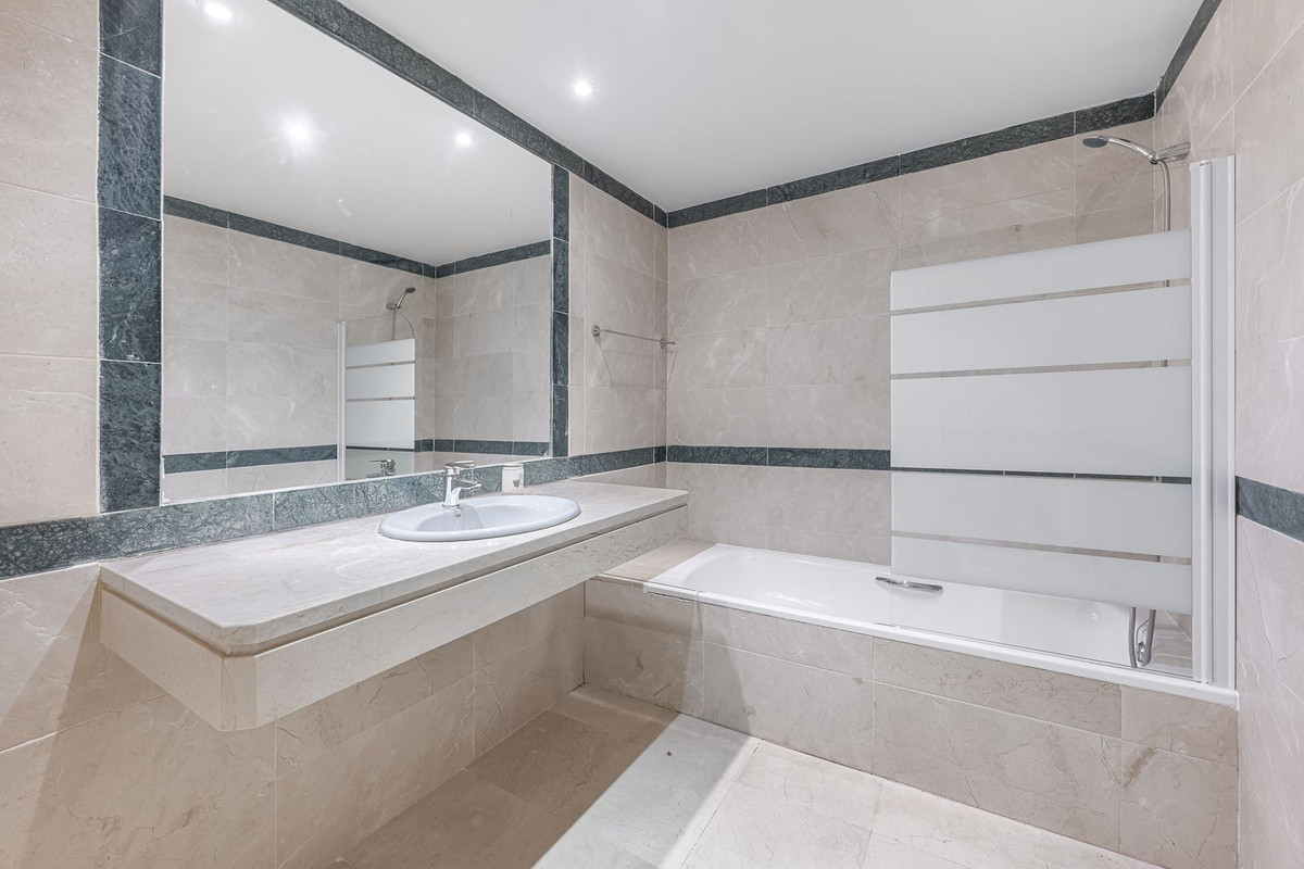 4 Bed Townhouse for sale in Nueva Andalucía Costa Del Sol, Málaga, Spain