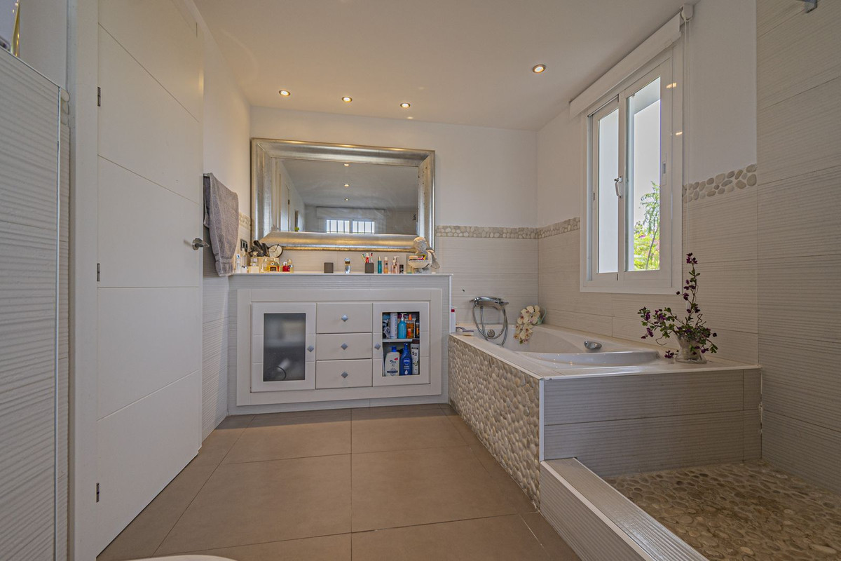 Se vende Villa - Chalet de 5 dormitorios en Costa Del Sol, Málaga, España