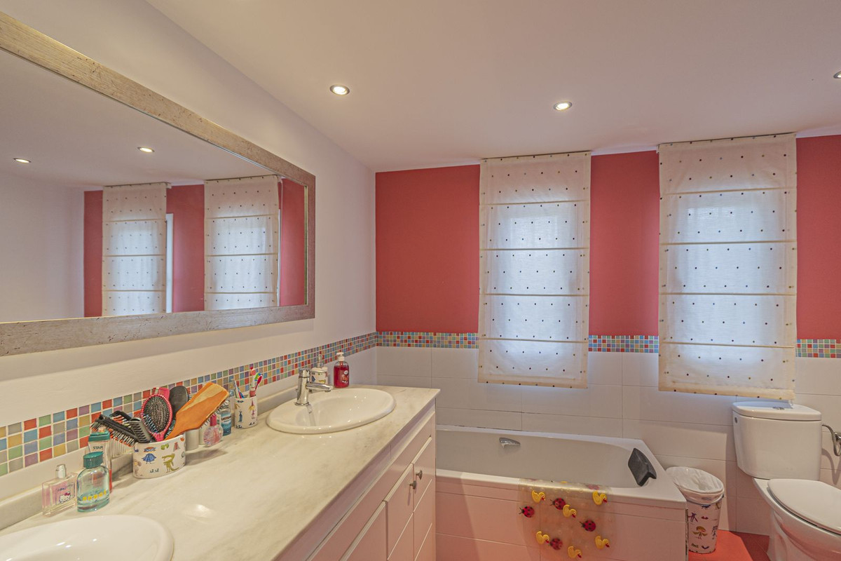 Se vende Villa - Chalet de 5 dormitorios en Costa Del Sol, Málaga, España