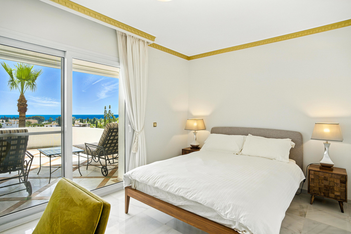 3 Bed Apartment for sale in The Golden Mile Costa Del Sol, Málaga, Spain