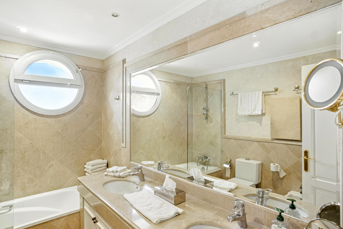 3 Bed Apartment for sale in The Golden Mile Costa Del Sol, Málaga, Spain