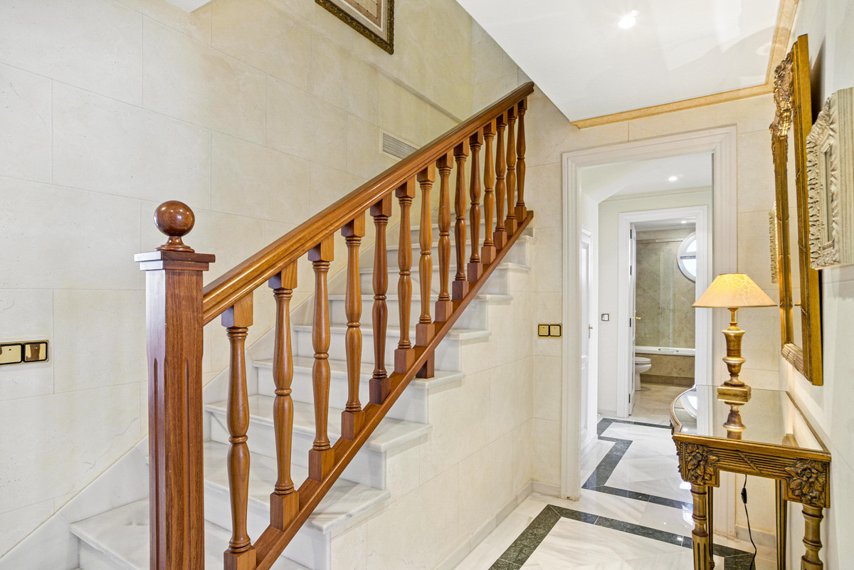 3 Bed Apartment for sale in The Golden Mile Costa Del Sol, Málaga, Spain