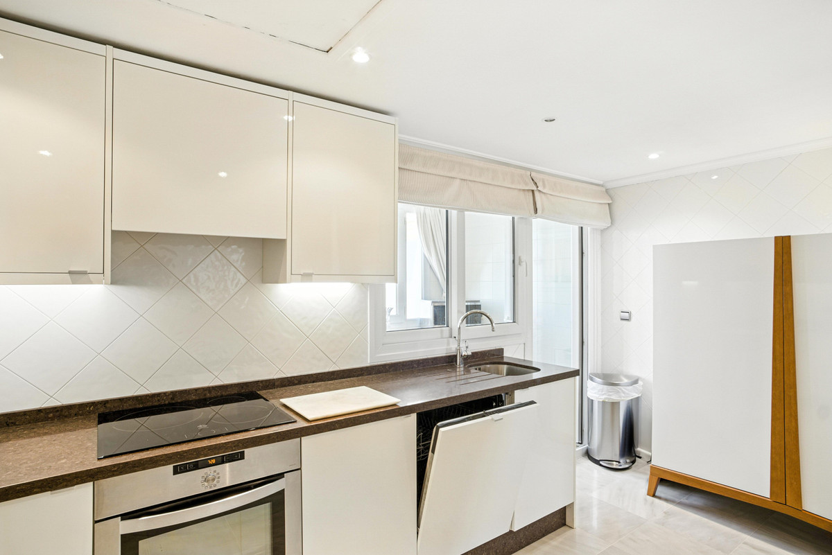 3 Bed Apartment for sale in The Golden Mile Costa Del Sol, Málaga, Spain