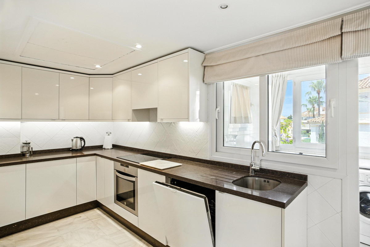 3 Bed Apartment for sale in The Golden Mile Costa Del Sol, Málaga, Spain