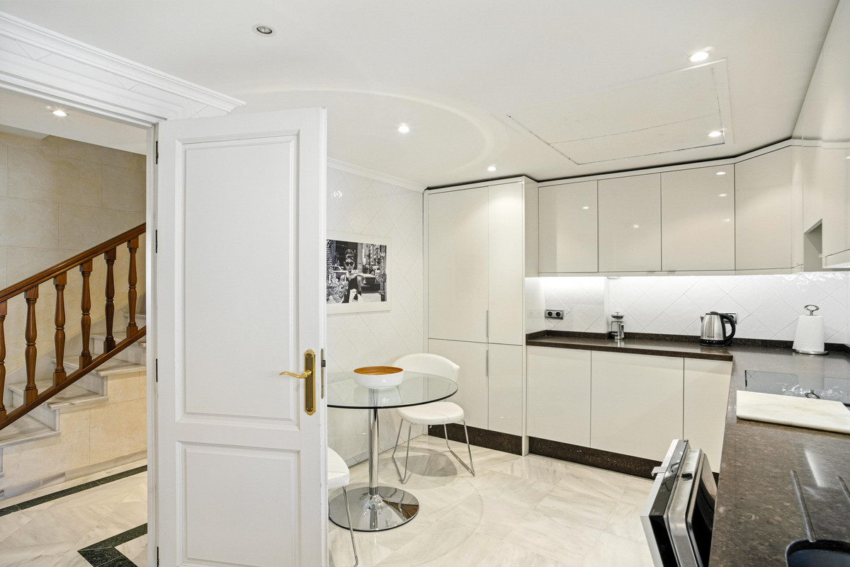3 Bed Apartment for sale in The Golden Mile Costa Del Sol, Málaga, Spain