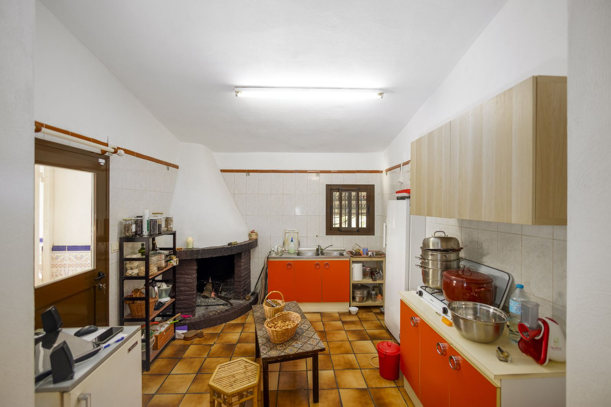 6 Bed Townhouse for sale in Pizarra Costa Del Sol, Málaga, Spain