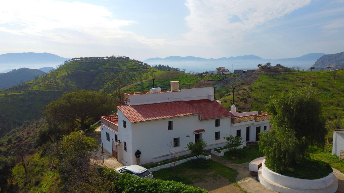 6 Bed Townhouse for sale in Pizarra Costa Del Sol, Málaga, Spain