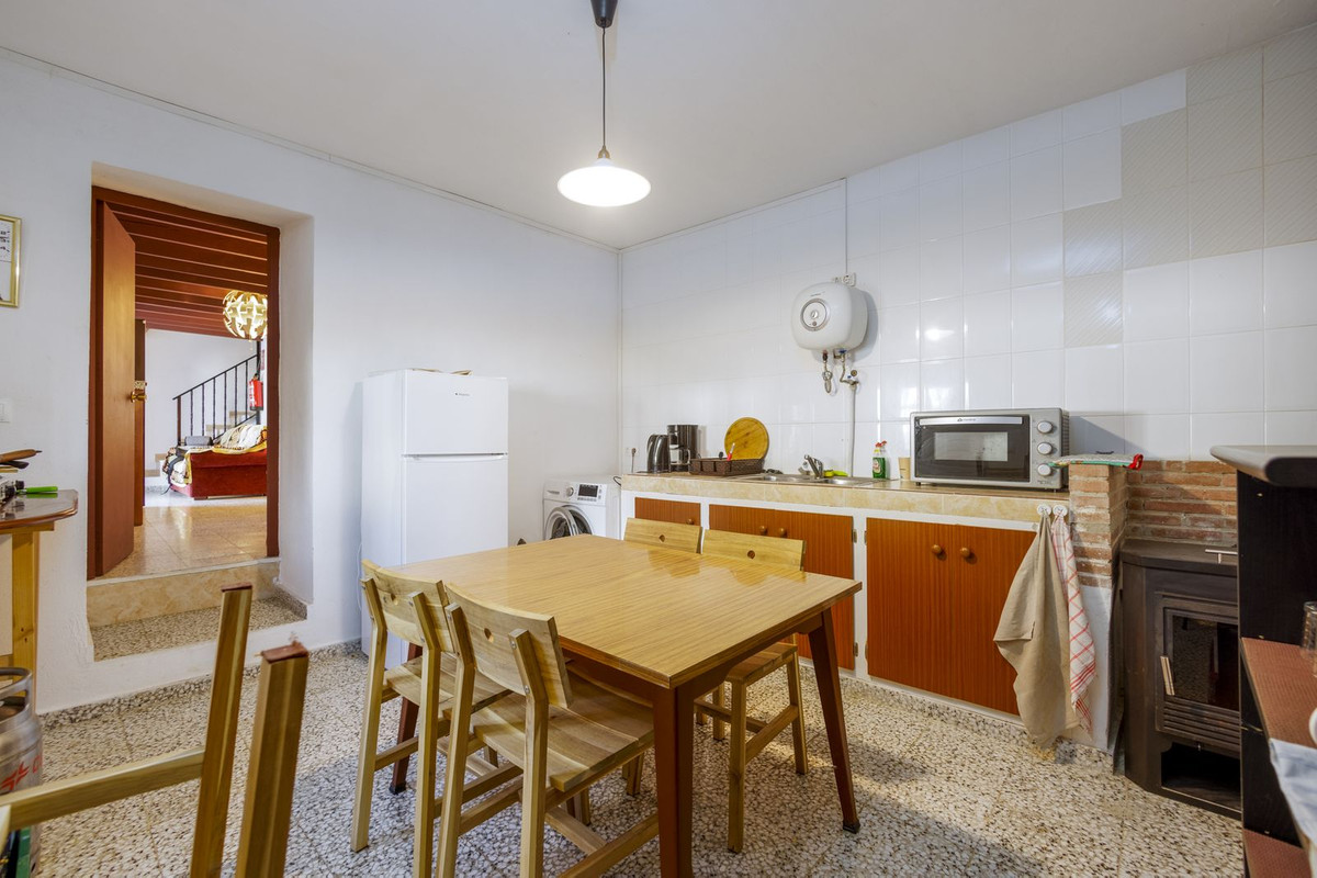 6 Bed Townhouse for sale in Pizarra Costa Del Sol, Málaga, Spain