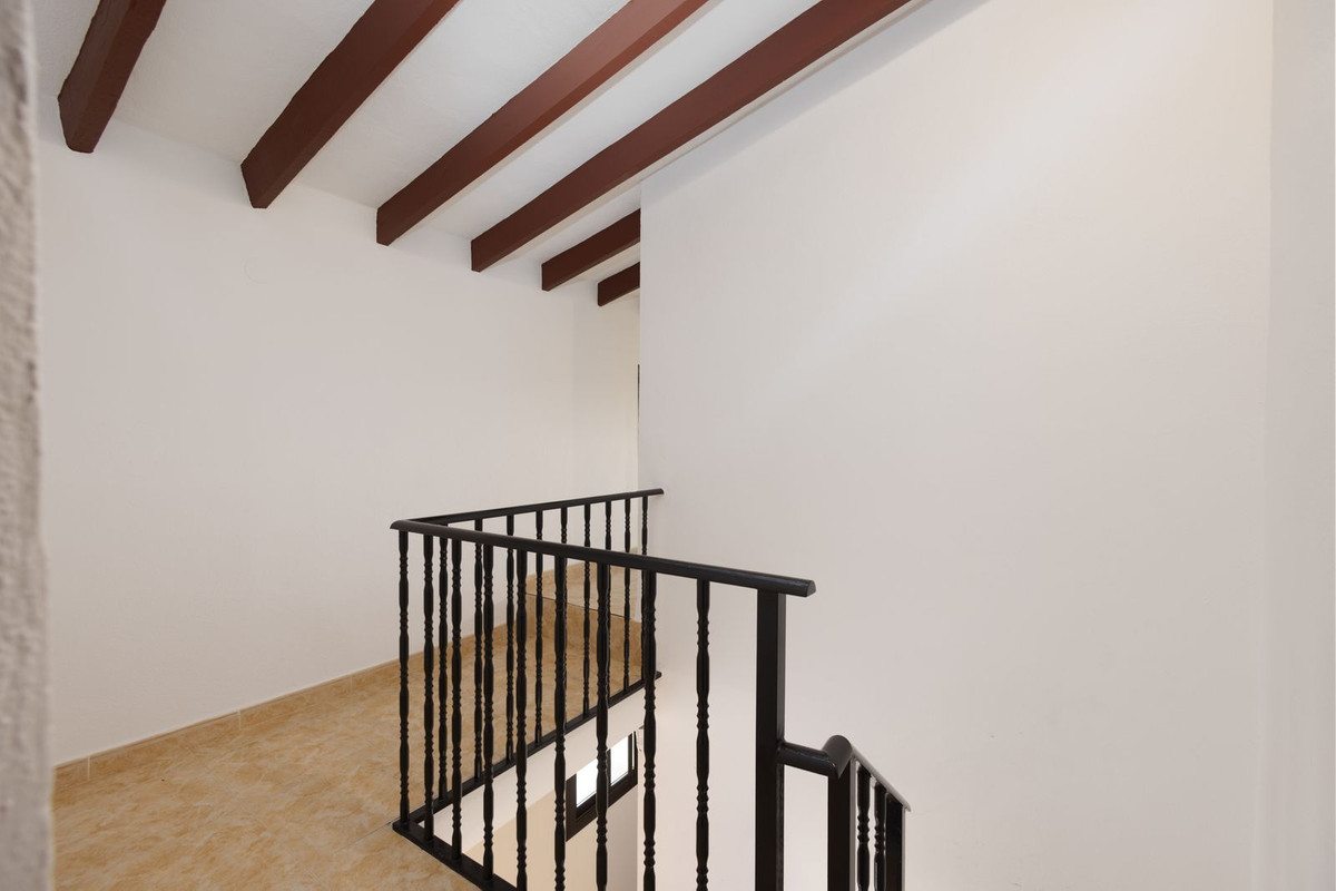 6 Bed Townhouse for sale in Pizarra Costa Del Sol, Málaga, Spain