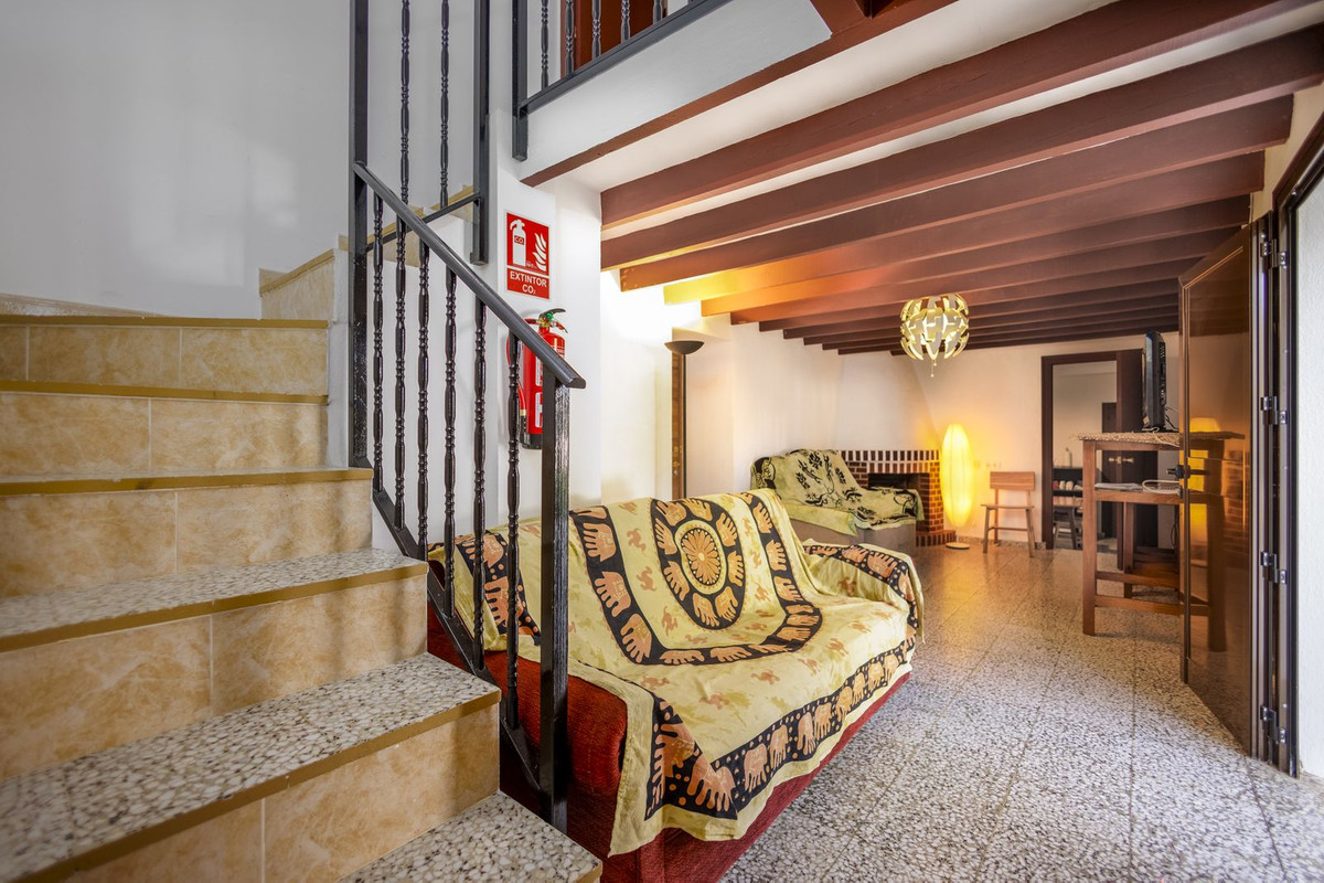 6 Bed Townhouse for sale in Pizarra Costa Del Sol, Málaga, Spain