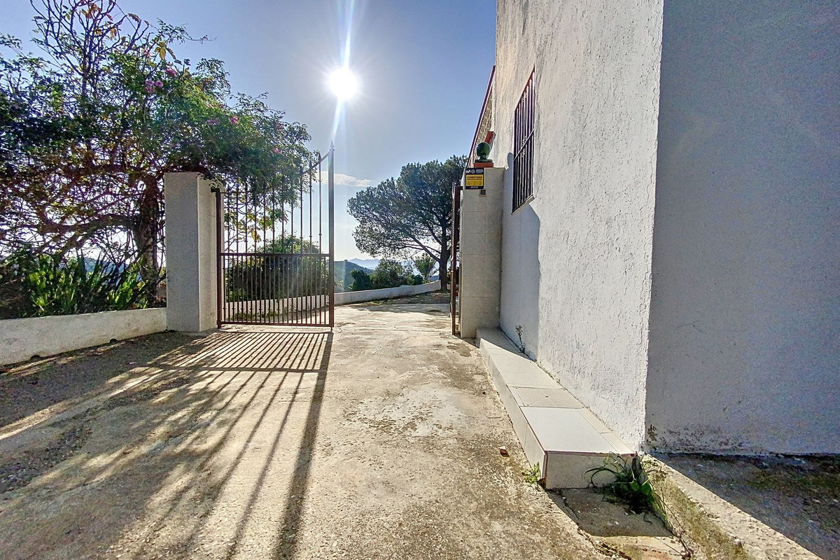 6 Bed Townhouse for sale in Pizarra Costa Del Sol, Málaga, Spain