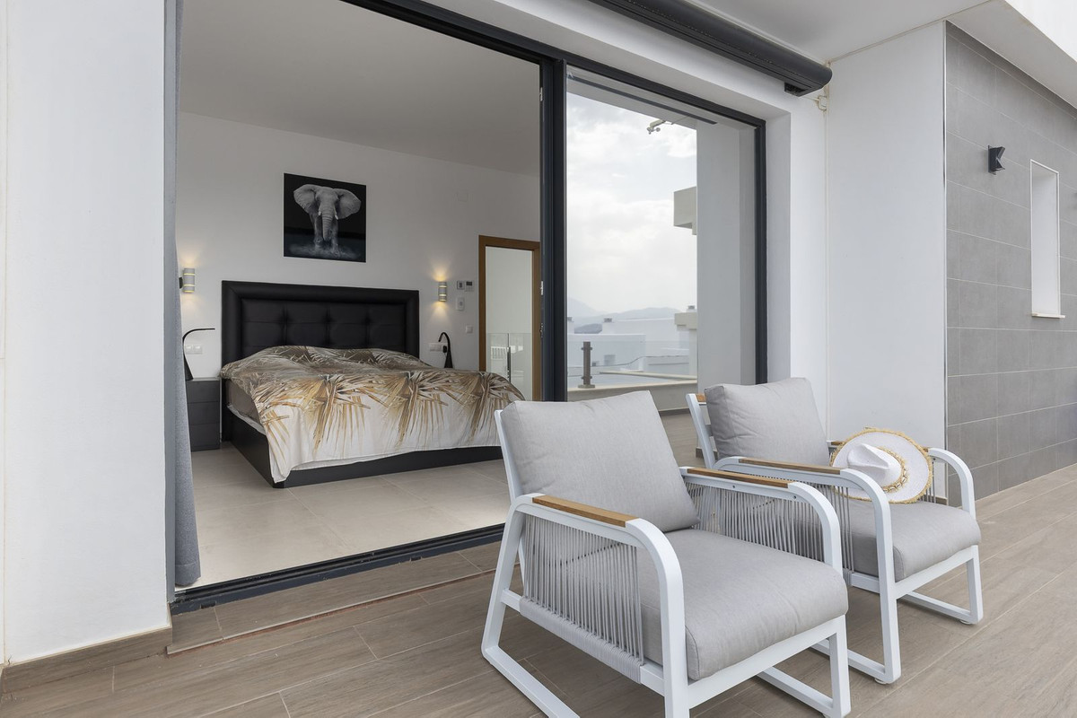 4 Bed Townhouse for sale in Coín Costa Del Sol, Málaga, Spain