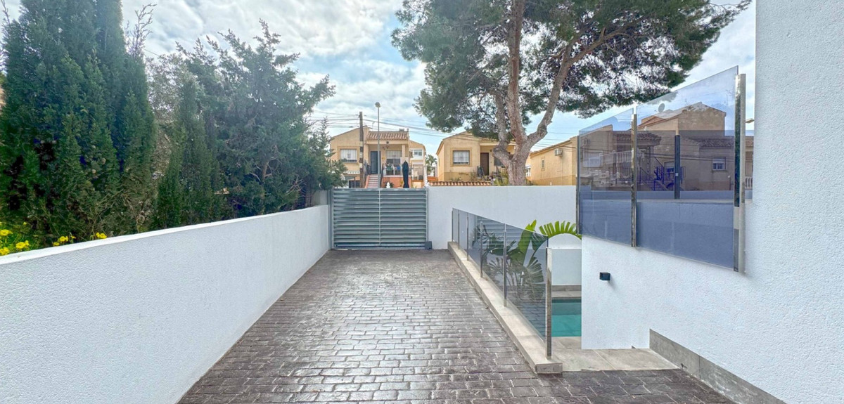 4 Bed Townhouse for sale in Torrevieja Costa Blanca, Alicante, Spain