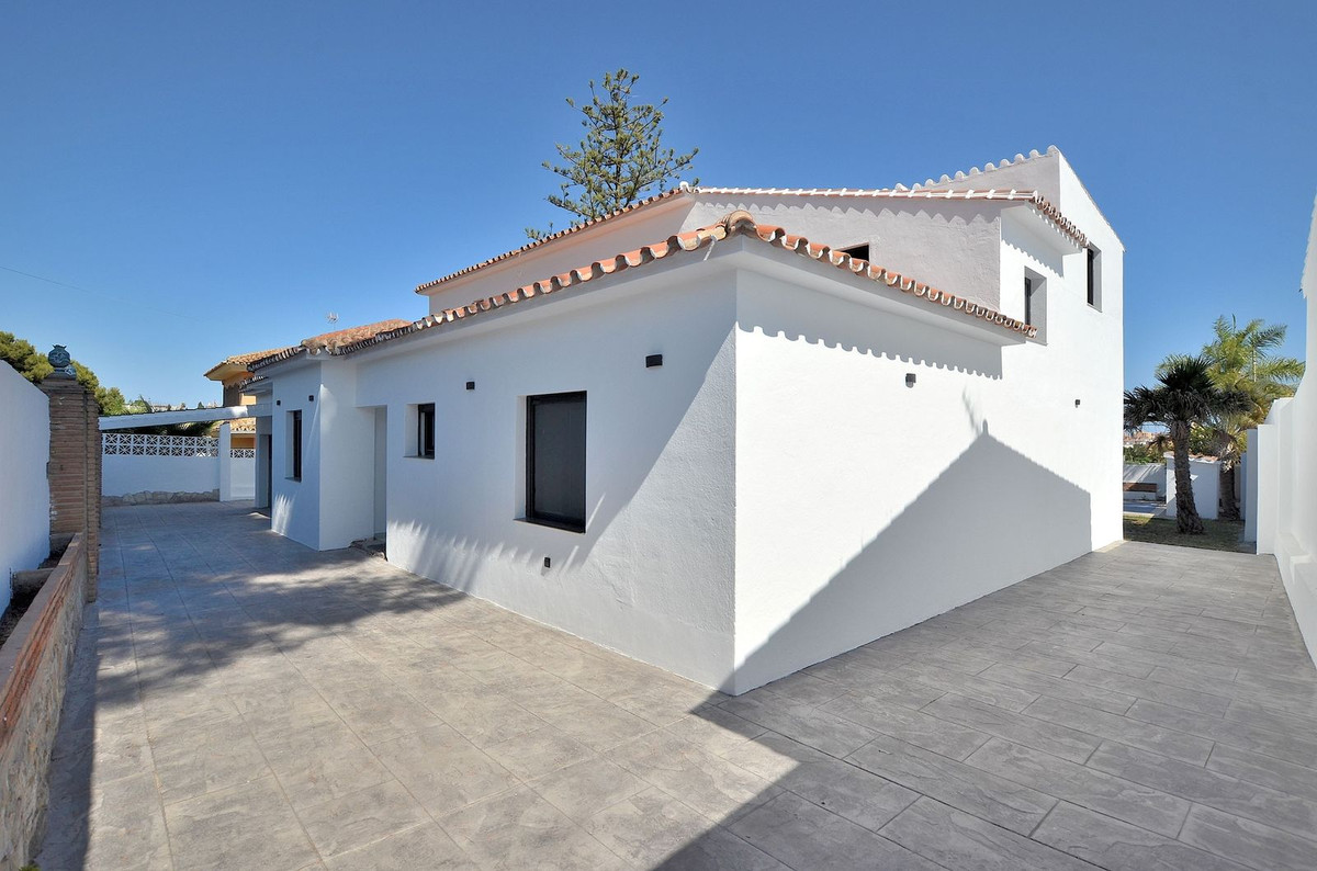 5 Bed Townhouse for sale in El Coto Costa Del Sol, Málaga, Spain