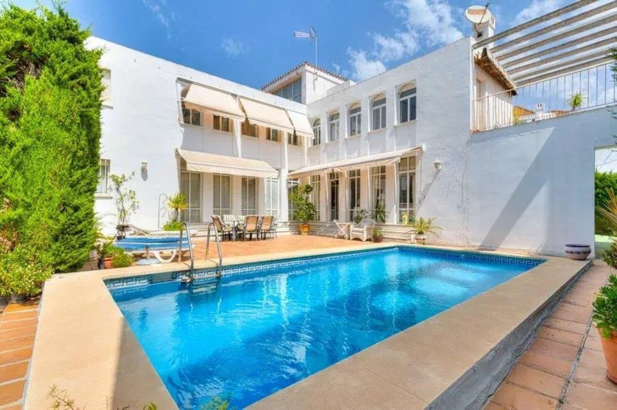 Se vende Villa - Chalet de 5 dormitorios en Costa Del Sol, Málaga, España