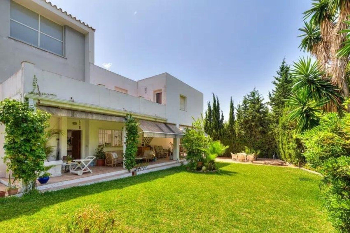 Se vende Villa - Chalet de 5 dormitorios en Costa Del Sol, Málaga, España