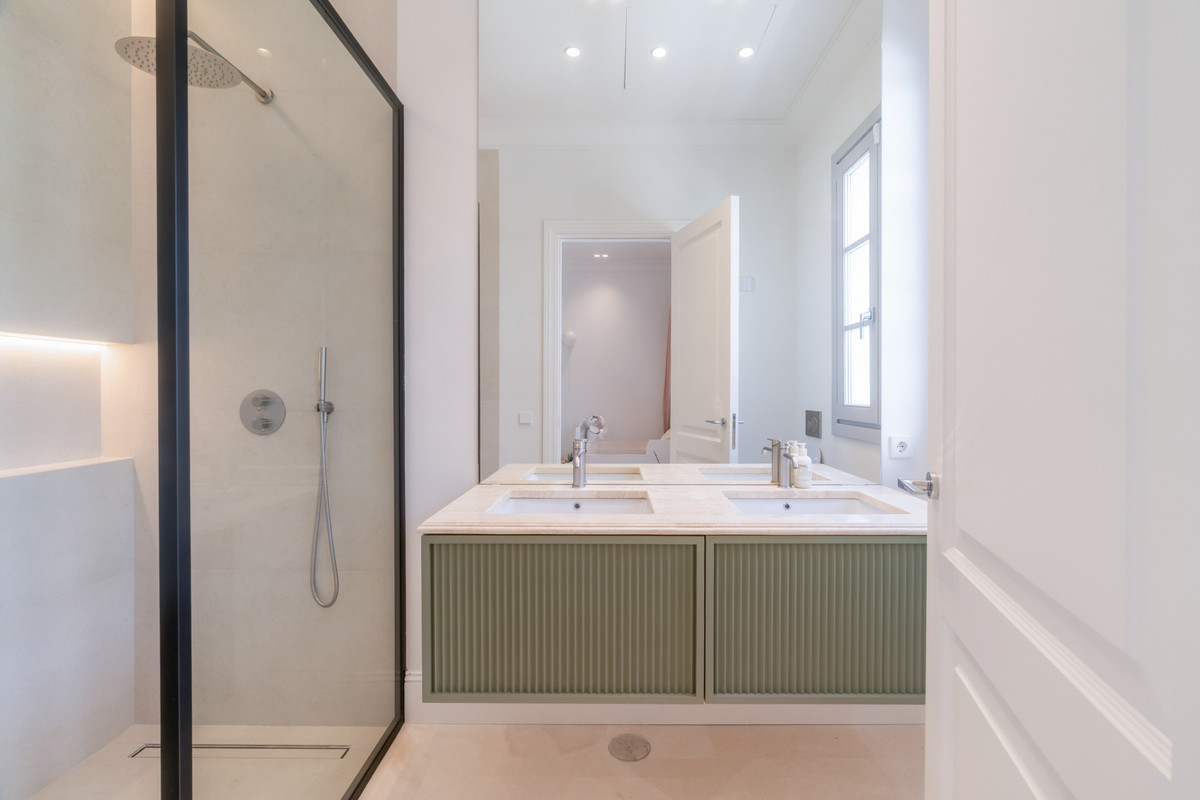 Se vende Villa - Chalet de 5 dormitorios en Costa Del Sol, Málaga, España