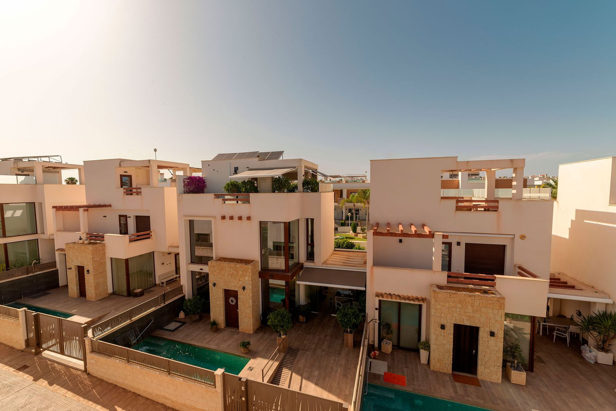 Se vende Villa - Chalet de 3 dormitorios en Costa Blanca, Alicante, España