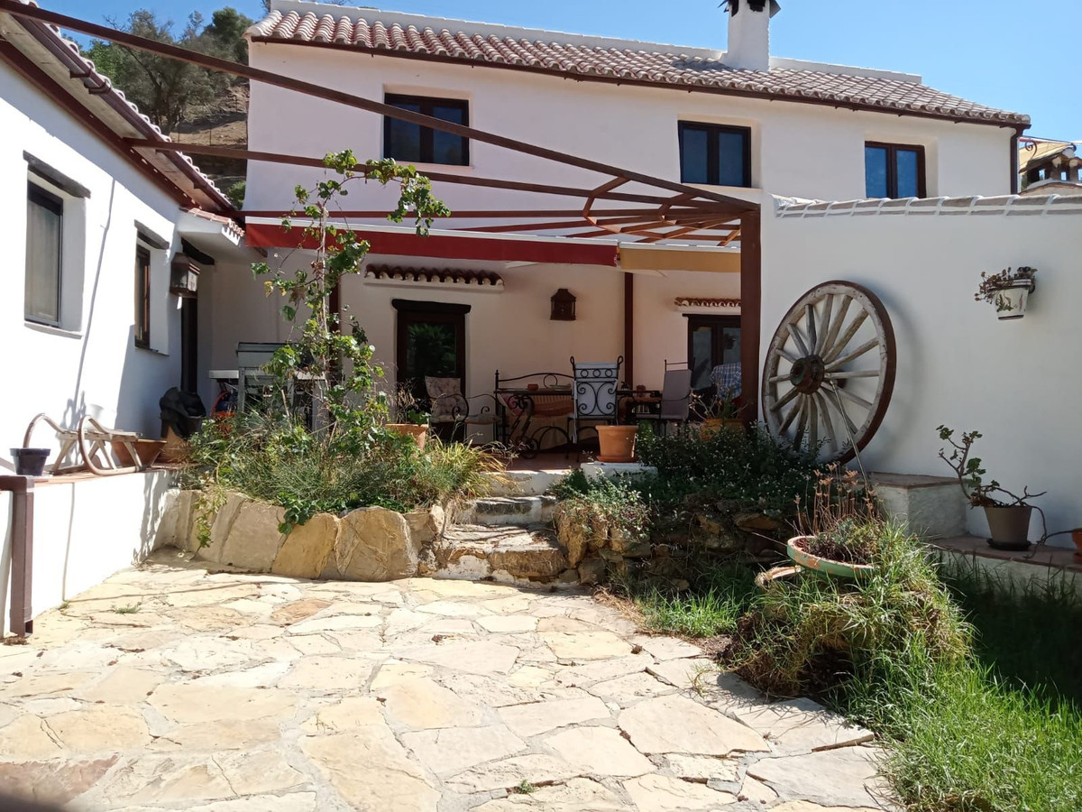 4 Bed Townhouse for sale in Casares Costa Del Sol, Málaga, Spain