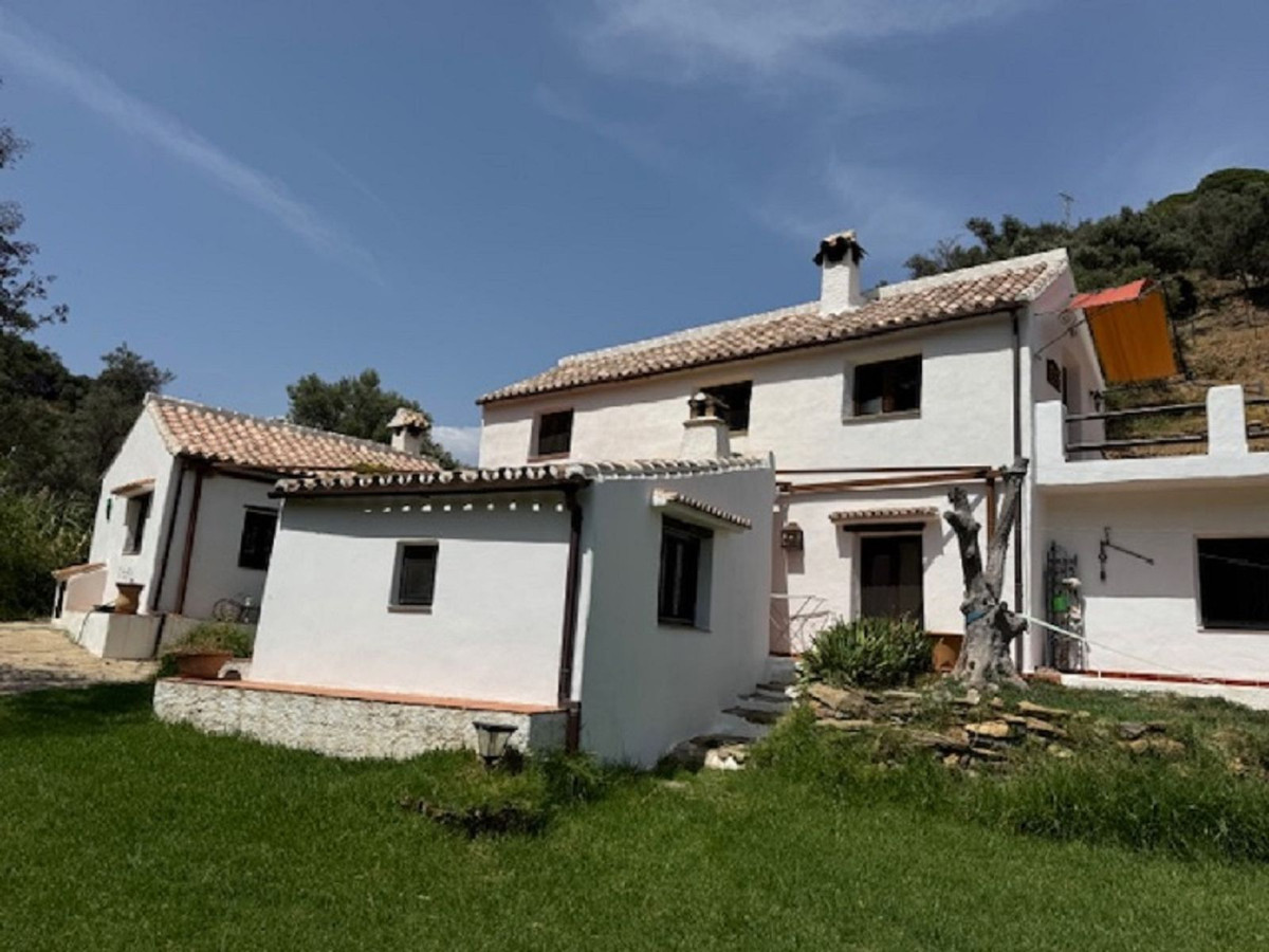 4 Bed Townhouse for sale in Casares Costa Del Sol, Málaga, Spain